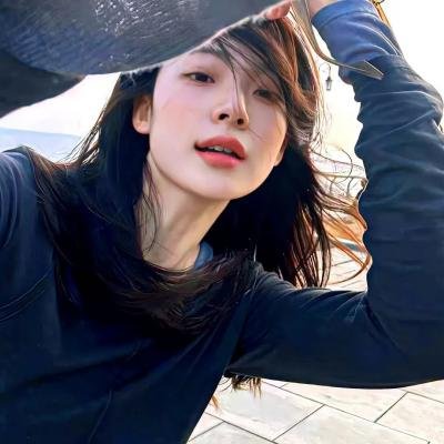 想踢沉迷男的女人